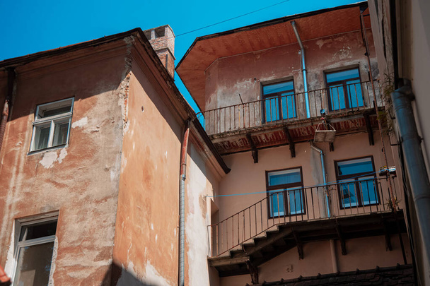 παλιά πόλη κακή κτίριο γκέτο συνοικία εξωτερικό πρόσοψη τοίχους και παράθυρα στην Ανατολική Ευρώπη πόλη χώρο του δρόμου - Φωτογραφία, εικόνα