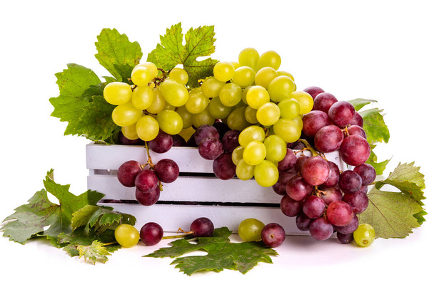 Зеленый и розовый виноград с листьями в белой коробке. изолировать на белом фоне - Фото, изображение