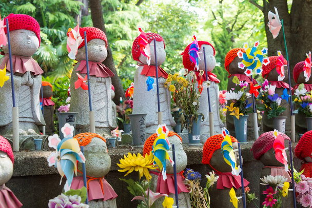 Tokio, Japón - Estatuas de Jizo en Zojoji Temple en Tokio, Japón. Templo Zojoji es notable por su relación con el clan Tokugawa, los gobernantes de Japón durante el período Edo (1603-1868). - Foto, imagen