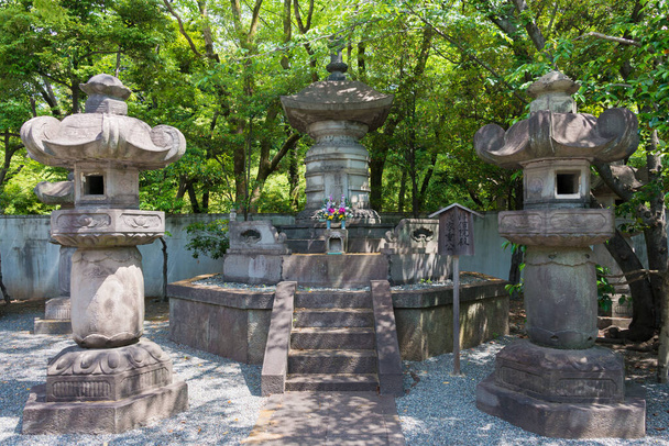 Tokyo, Japonya - Tokugawa Ieshige Mezarı (1712-1761) Tokyo, Japonya 'daki Zojoji Tapınağı' ndaki Tokugawa Shogunlarının mozolesinde. Japon Tokugawa Şogunluğu 'nun 9. Shogun' uydu.. - Fotoğraf, Görsel