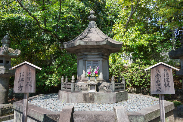 Tokyo, Japan - Tomb of Tokugawa Hidetada (1579 - 1632) at Mausoleum of Tokugawa Shoguns at Zojoji Temple in Tokyo, Japan. Он был 2-м сёгуном сёгуната Токугава в Японии.. - Фото, изображение