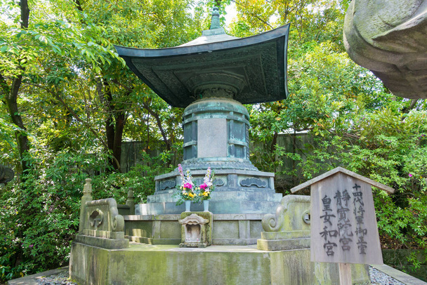 Tokio, Japón Tumba de la Princesa Kazunomiya (1846-1877) en el Mausoleo de Tokugawa Shogun en el Templo Zojoji en Tokio, Japón. Era la esposa del 14º shogun del shogunato Tokugawa de Japón.. - Foto, imagen