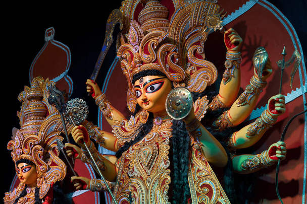 idole de la déesse Durga, festival Durga Puja la nuit. Tourné sous une lumière colorée à Howrah, Bengale occidental, Inde. La plus grande fête de l'hindouisme, célébrée dans le monde entier. - Photo, image