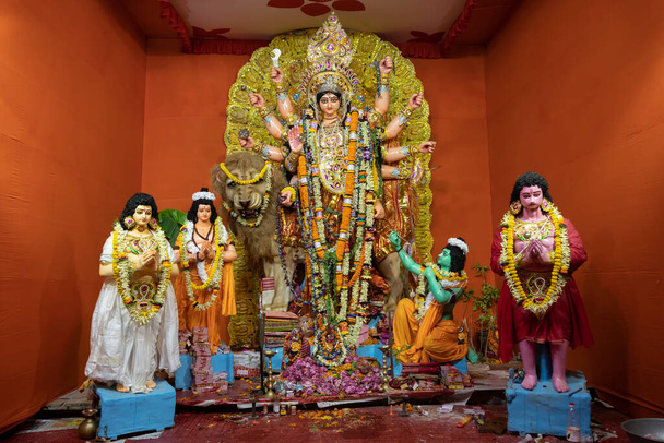 ドゥルガの女神の偶像は、インドの西ベンガル州コルカタのカラーライトで撮影された装飾されたドゥルガ・法会のパンダルです。ドゥルガ・プラハはヒンズー教最大の宗教祭で、現在世界中で祝われています。. - 写真・画像