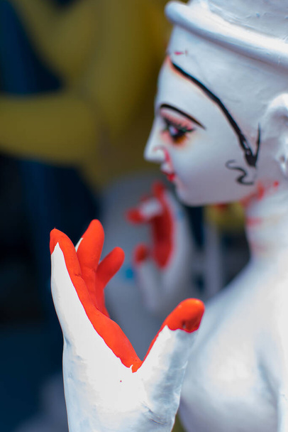 Глиняный кумир лица богини Дурги, в рамках подготовки к фестивалю "Дурга Пуджа" в Кумартули, Калькутта. Крупнейший индуистский фестиваль. - Фото, изображение