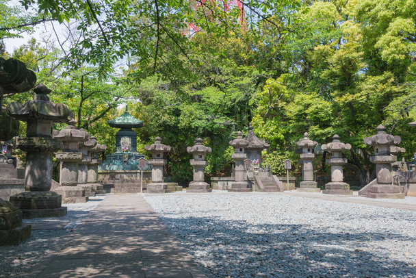 Tokio, Japonia - Mauzoleum szogunów Tokugawa na Zojoji Temple w Tokio, Japonia. W jego dzielnicach znajdują się grobowce sześciu szogunów Tokugawa oraz żon i dzieci szogunów.. - Zdjęcie, obraz
