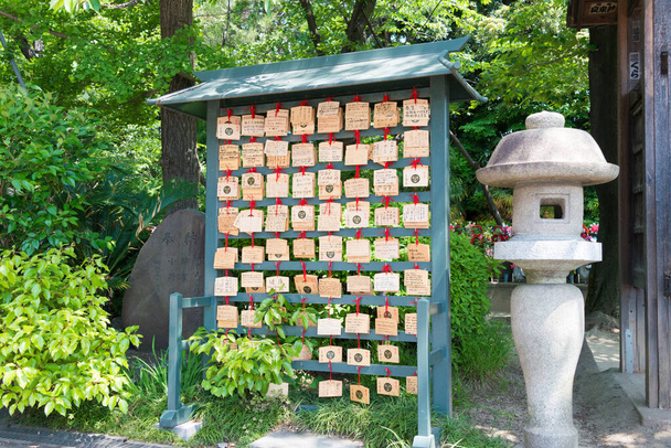 Tokio, Japonia - Tradycyjna drewniana tablica modlitewna (Ema) na Zojoji Temple w Tokio, Japonia. - Zdjęcie, obraz