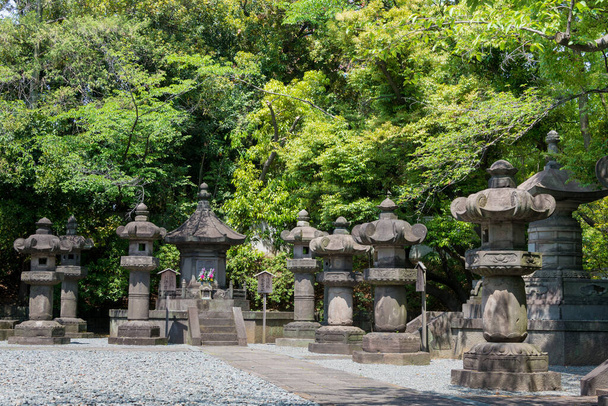 Tokyo, Japonya - Tokyo, Japonya 'daki Zojoji Tapınağı' nda Tokugawa Shogunlarının anıtı. Bölgesinde altı Tokugawa Shogun ve eşlerinin ve Shogun çocuklarının mezarları yer almaktadır.. - Fotoğraf, Görsel