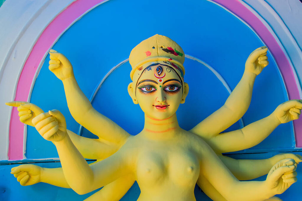 Durga Istennő sárgás színű agyagbálványa, a kumartuli Durga Puja fesztivál előkészítése alatt. A hinduizmus legnagyobb fesztiválja. - Fotó, kép