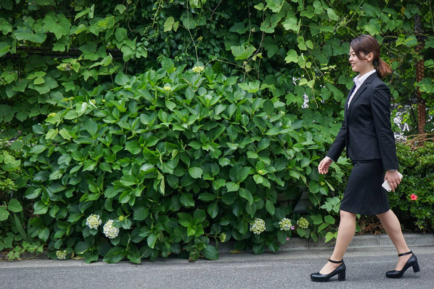 Podnikatelka kráčí venku s úsměvem - Fotografie, Obrázek