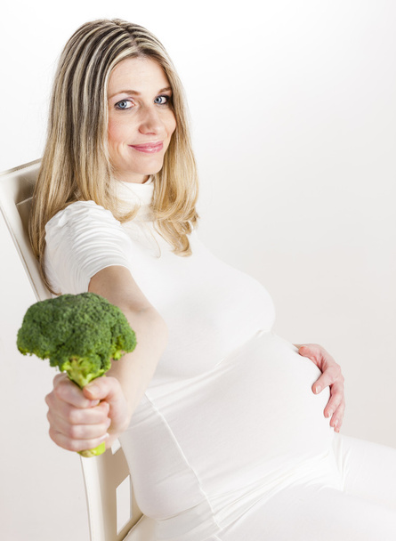 Mujer embarazada sosteniendo brócoli
 - Foto, Imagen