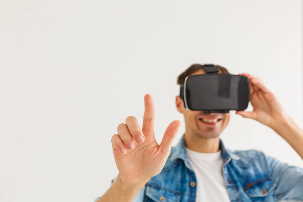 Hombre con gafas de realidad virtual. Captura de estudio, fondo blanco - Foto, Imagen