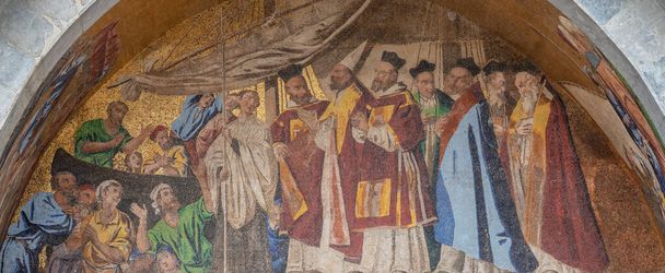 Banner com mosaico antigo na fachada principal da Basílica de San Marco retratando cena bíblica em Veneza, Itália, close-up, detalhes - Foto, Imagem