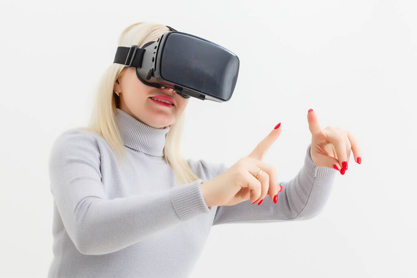 Powiązania z młodą kobietą korzystającą z zestawu słuchawkowego wirtualnej rzeczywistości - Zdjęcie, obraz