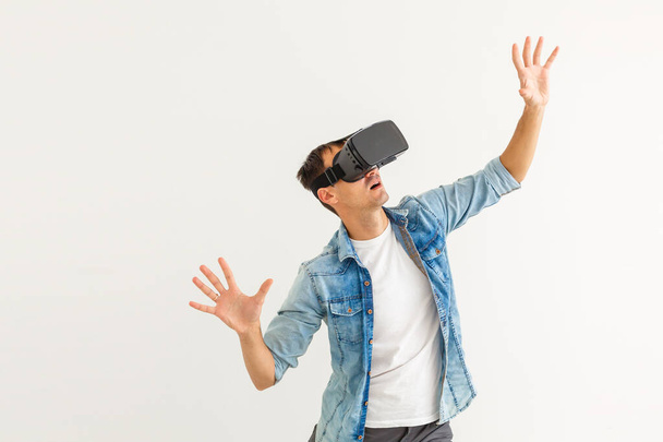Junger Mann mit Virtual-Reality-Brille. Moderne Technologien. Das Konzept der Zukunftstechnologie. - Foto, Bild