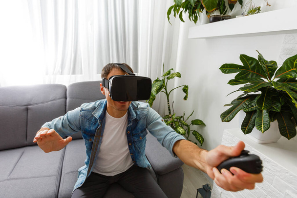 Männliche Führungskräfte mit Virtual-Reality-Headset, virtueller Brille - Foto, Bild