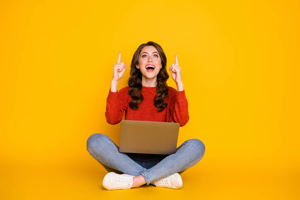 Photo of attractive funny lady sit floor legs crossed work computer remote worker education home direct fingers up empty space wear casual outfit isolated yellow color background - Foto, immagini