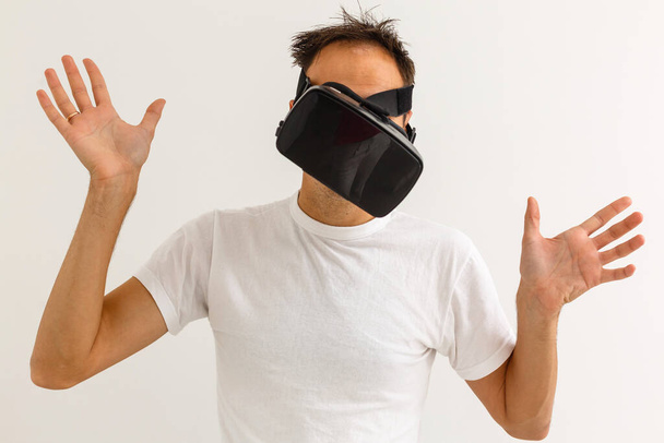 Muž obchodní manažer pomocí virtuální reality headset, virtuální brýle - Fotografie, Obrázek