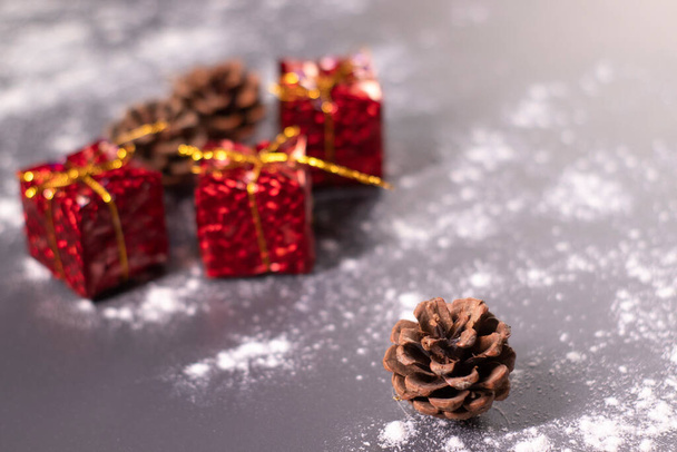 Las decoraciones navideñas en la nieve - los regalos y los conos. Humor de Navidad - Foto, imagen