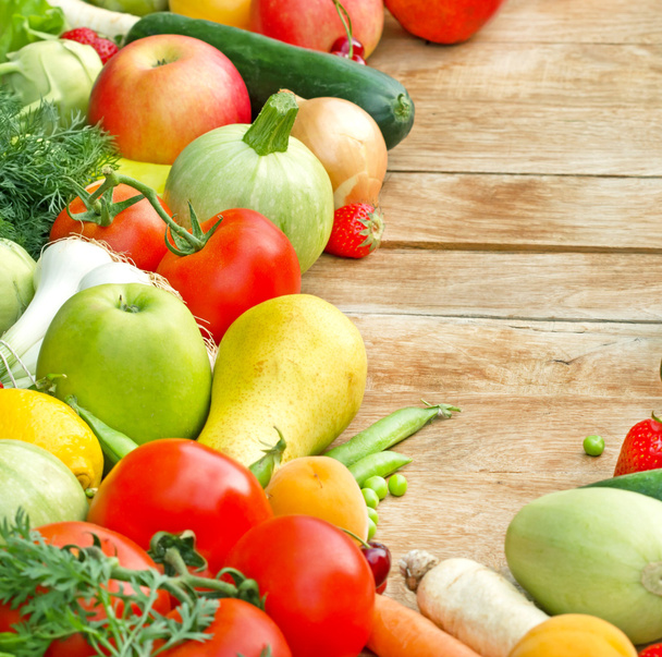Свіжі органічні фрукти та овочі на столі
 - Фото, зображення