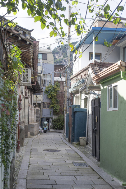 keskeny sikátorok és utcák a falu Seoul, Dél-Koreában - Fotó, kép