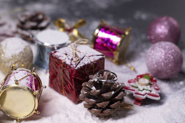 bijoux bague de fiançailles en argent à côté de décorations du Nouvel An dans la neige. Arbres de Noël, boules, flocons de neige, cadeaux, cônes. L'humeur de Noël. Flatly photo - Photo, image