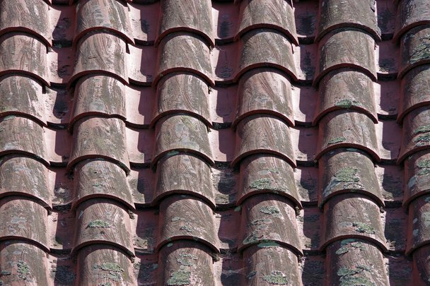 Wysoki kąt pełny widok ramki z bliska na część starszego i wietrznego dachu dachówki - Zdjęcie, obraz