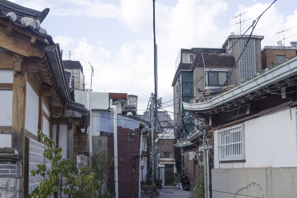 kapeat kujat ja kadut kylässä Soulissa, Etelä-Koreassa - Valokuva, kuva