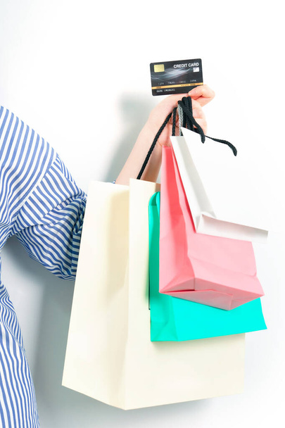 nakupování z domova koncept od krásy žena ruční držení kreditní karty a nákupní tašky po objednávce sleva prodej položky on-line s bílým izolovaným pozadím - Fotografie, Obrázek