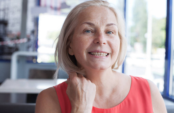 Happy beautiful middle aged woman in cafe. Face closeup - Fotoğraf, Görsel