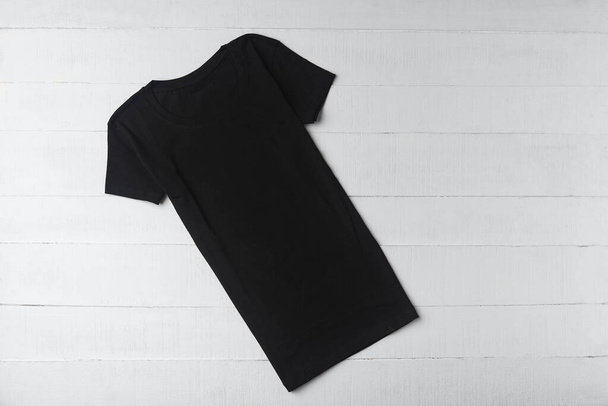 T-shirt nera a maglia senza motivo su sfondo bianco. Abbigliamento unisex. Mockup. - Foto, immagini