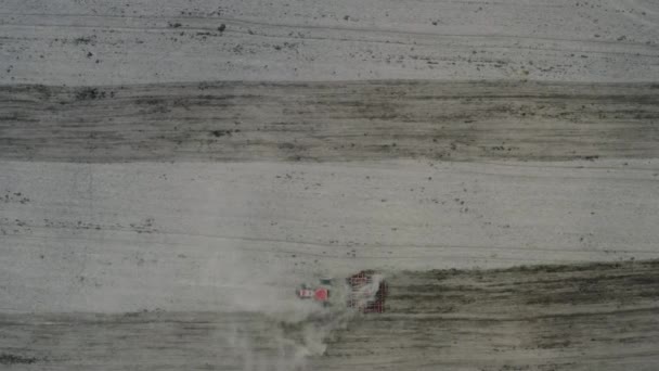 Trator puxando arado, jogando poeira no ar. Combine colheitadeira no campo de trigo. Máquinas pesadas durante o cultivo, trabalhando em campos na Bielorrússia - Filmagem, Vídeo