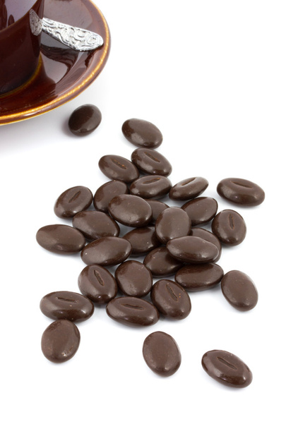 カップとソーサーの背景とチョコレート コーヒー豆 - 写真・画像