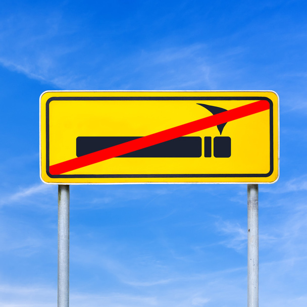 Fumar prohibido o prohibido en una señal de tráfico amarillo
 - Foto, Imagen