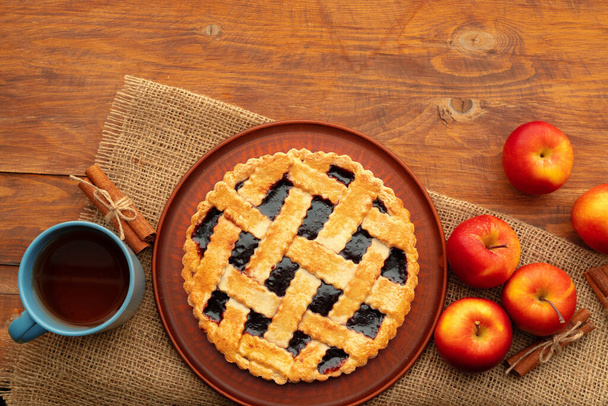 Homemade traditional sweet autumn tart pie on wooden table - Fotoğraf, Görsel