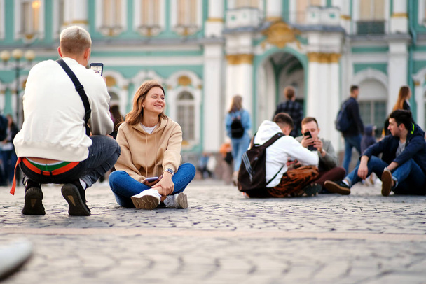 The city is full of tourists, people are walking around the city, the closing of the tourist season of St. Petersburg. Russia. October 1, 2020 - Foto, imagen