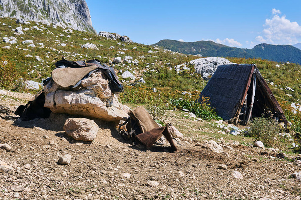 atelier temporaire du sellier dans les montagnes pendant la saison estivale de pâturage dans les pâturages des hautes terres du Caucase, Russie - Photo, image