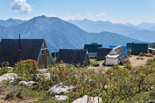asentamiento temporal de pastores en las montañas durante la temporada de pastoreo en pastos de alta montaña en el Cáucaso, Russi - Foto, imagen