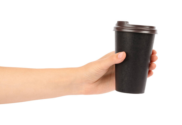 Kobieta trzyma na wynos papierowy kubek kawy na białym tle, zbliżenie - Zdjęcie, obraz