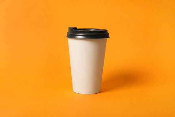 Takeaway paper coffee cup on orange background - Foto, immagini