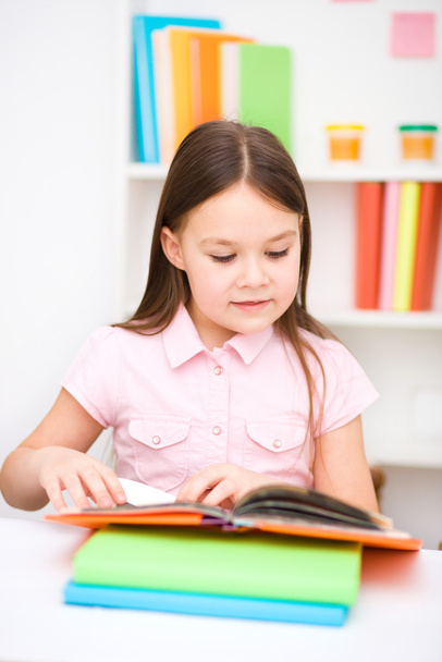 holčička čte knihu - Fotografie, Obrázek