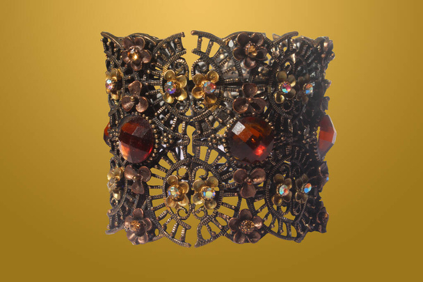 una antigua pulsera de cobre adornada con piedras semi-preciosas - Foto, Imagen