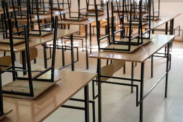 Aula o scuola aula vuota con scrivanie e sedia in legno di ferro per lo studio delle lezioni. Istruzione, scuola, concetto di vita studentesca.  - Foto, immagini