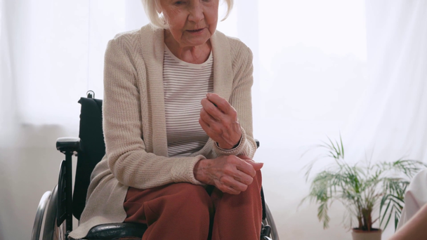 idosa e enfermeira jogando dominó no hospital - Filmagem, Vídeo