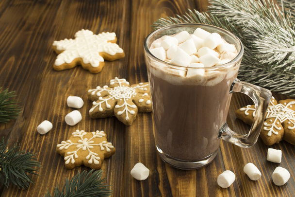 Warme cacao of chocoladedrank met marshmallow in de glazen beker op de houten achtergrond - Foto, afbeelding