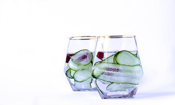 Refreshing cucumber and raspberry drink - Foto, afbeelding
