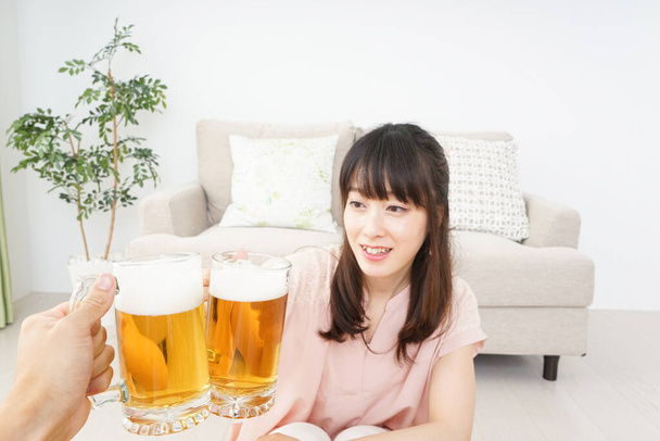 170615Mladé ženy, které pijí pivo doma, Mladá žena, která pije pivo doma - Fotografie, Obrázek