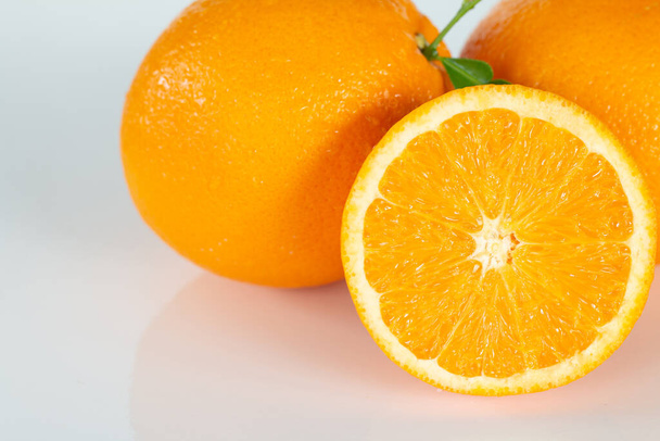 Valencia sinaasappels op witte achtergrond. - Foto, afbeelding