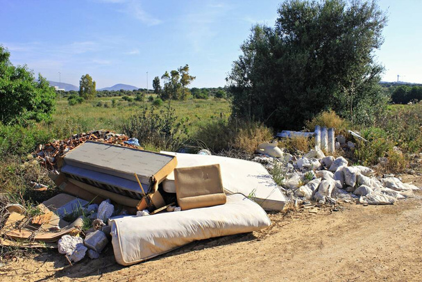 Odpadkové koše přes lesní cestu na okraji Atén v Attica, Řecko. - Fotografie, Obrázek