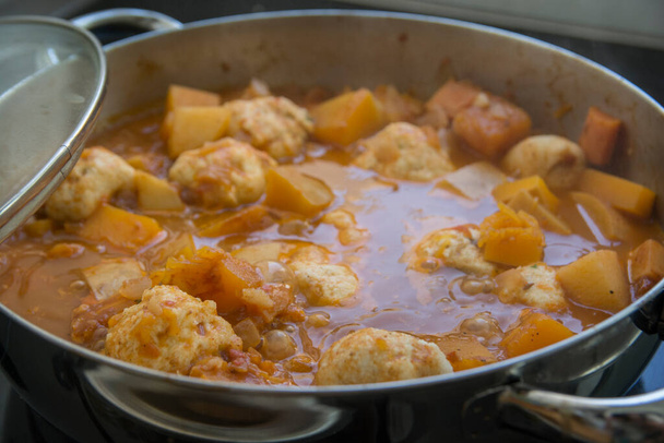 Zucca tradizionale zuppa Kubbe, un famoso piatto di zuppa gnocchi del Medio Oriente, bollito in una pentola - Foto, immagini